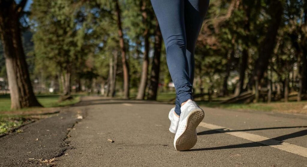 Este es el mejor momento del día para salir a caminar y quemar grasa más rápido, según los estudios