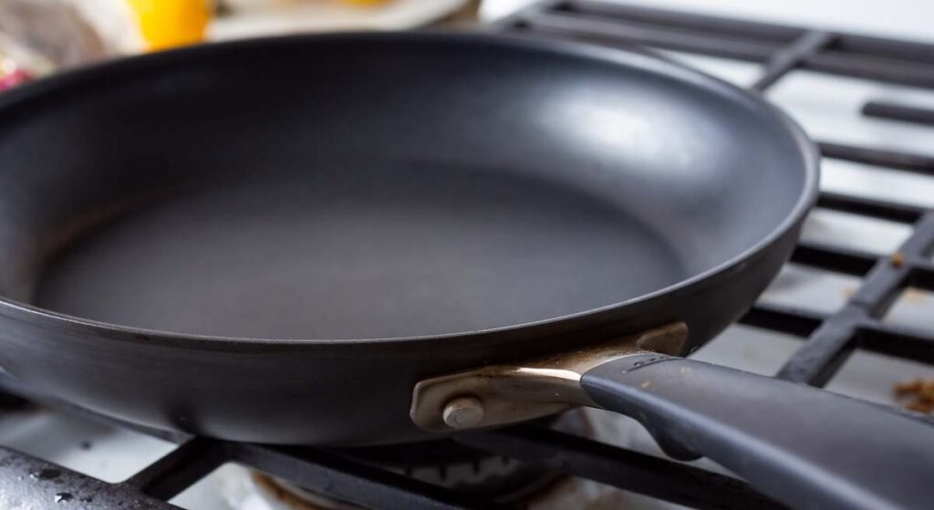 El utensilio de cocina que es cancerígeno, según la OMS: qué precauciones hay que tener en cuenta