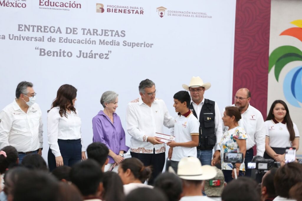 Atestigua Américo entrega de becas y destaca apoyo de la presidenta Claudia